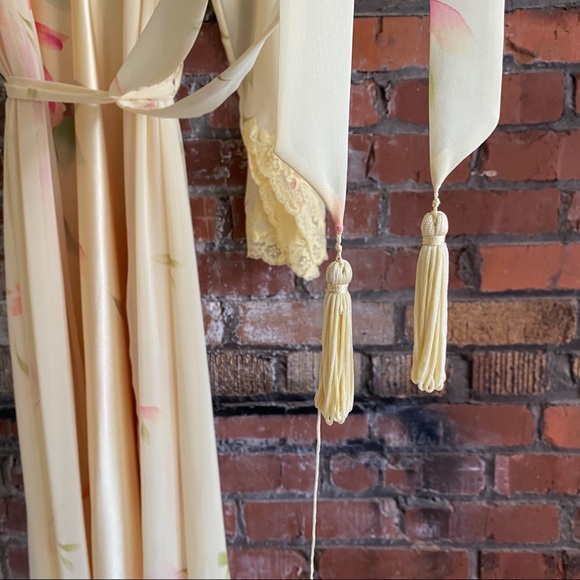 Rare Daisy Yellow Matching Lingerie Set Gown & Robe with Watercolor Floral Print - Picture 4 of 10